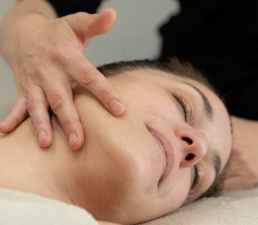 bl-beatrice-leanza-massage-visag Une main masse délicatement le visage d’une cliente dans l'institut BL.